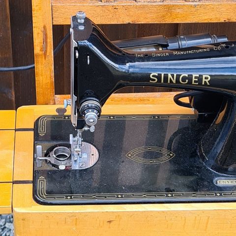 Flott og funksjonell elektrisk Singer symaskin