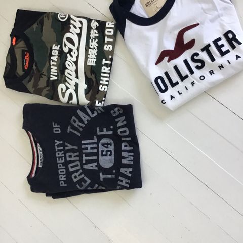 Superdry og Hollister. Selges samlet kr 150