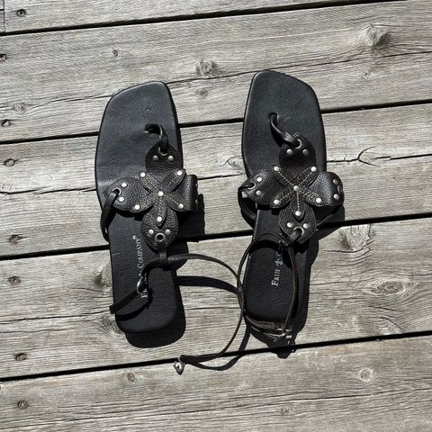 Friis & Company flate sandaler i skinn str 38 selges