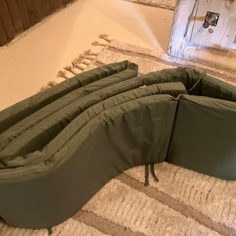 Fin grønn sengekant til babyseng