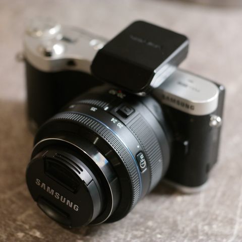 Samsung NX 300M   20.3 MP med 20-50mm Zoom