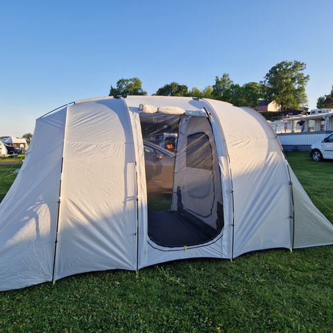 Utleie/leie av stort telt/familietelt, soveposer og luftmadrasser