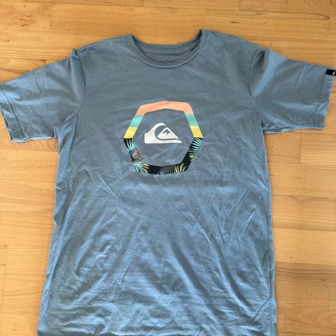 Quiksilver t-skjorte.  16 år.