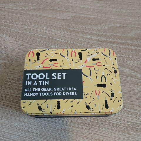 Tool set in a tin - verktøysett