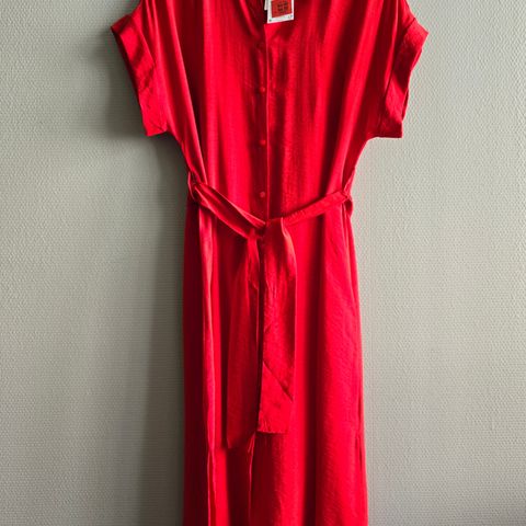 Ny rød kjole fra Mango i str. S med splitt