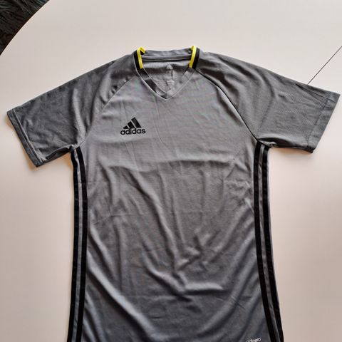 Adidas teknisk t-shirt til trening, str. S