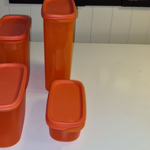 Tupperware oppbevaringsbokser selges billig