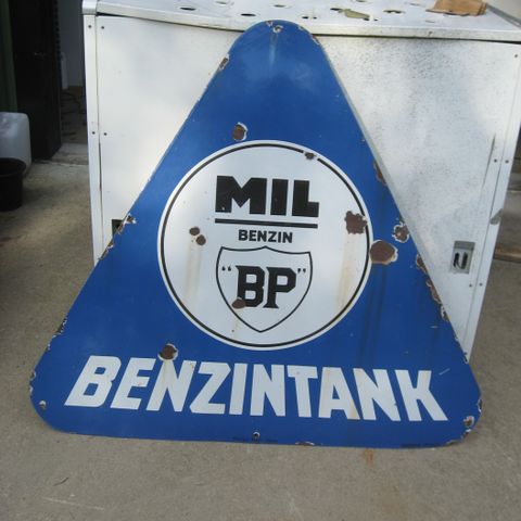 MIL BENZIN. EMALJESKILT. SKILT. EMALJE. BP. BENSIN. EMALJE SKILT. BENSINSTASJON.