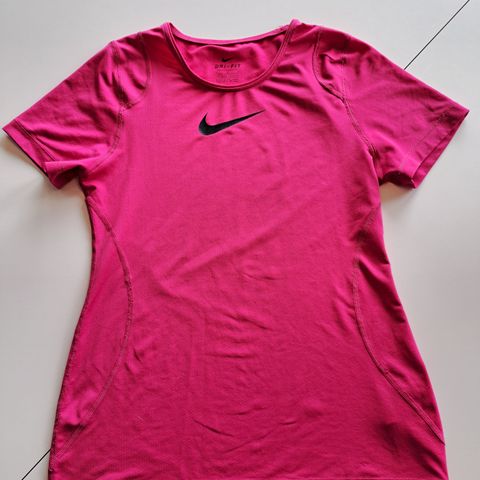 Nike trenings t-shirt, str. 146-156 (12-13 år).