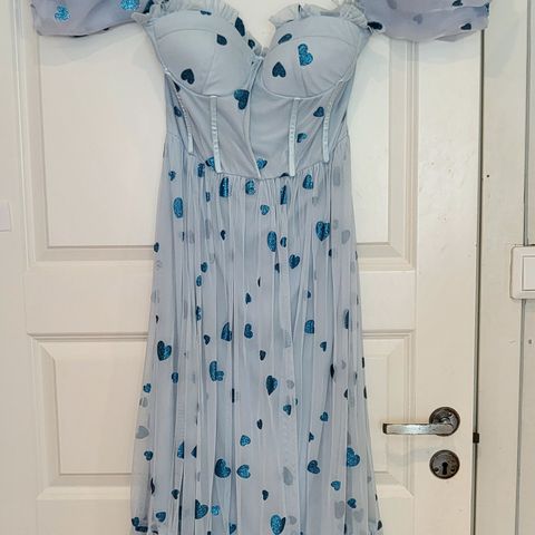 Lace & Beads lang kjole med puff armer og blå glitter hjerter