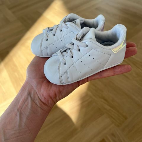 Ubrukte Adidas Stan Smith-sko i str 17