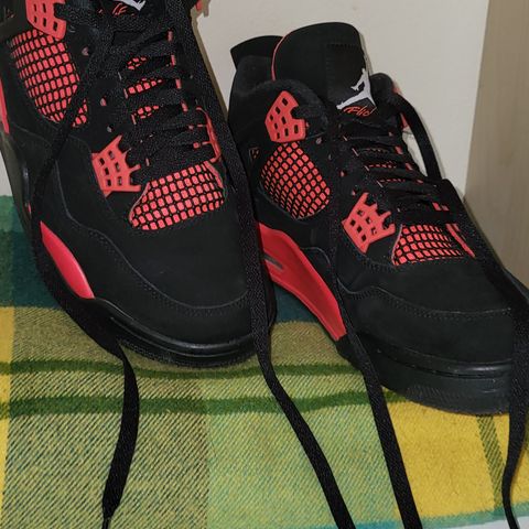 Jordan 4 retro Red thunder