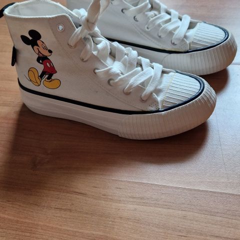 Mickey Mouse converse i str.33