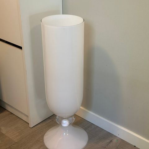 Hvit stor glassvase - høyde 66 cm