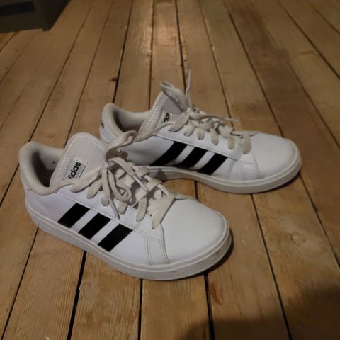 Pent brukt adidas sneakers