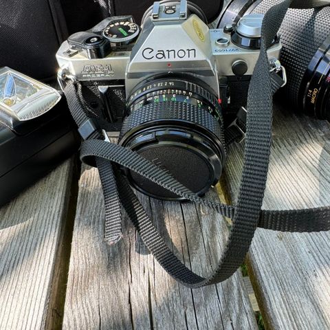 Canon AE1 med linse, blits og bag