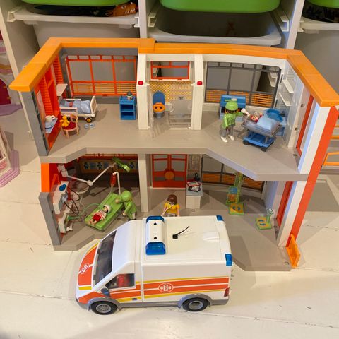 Playmobil sykehus og sykebil