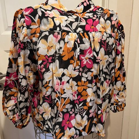 Ny blomstret tencel-bluse