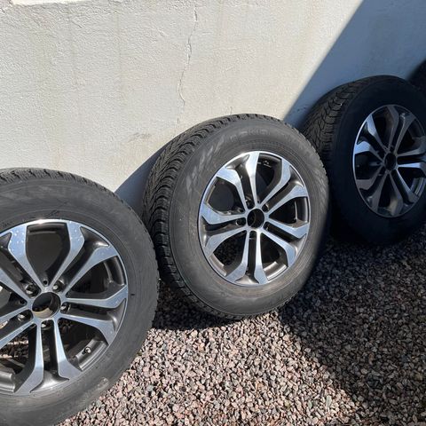 Helårsdekk 235/65 R17