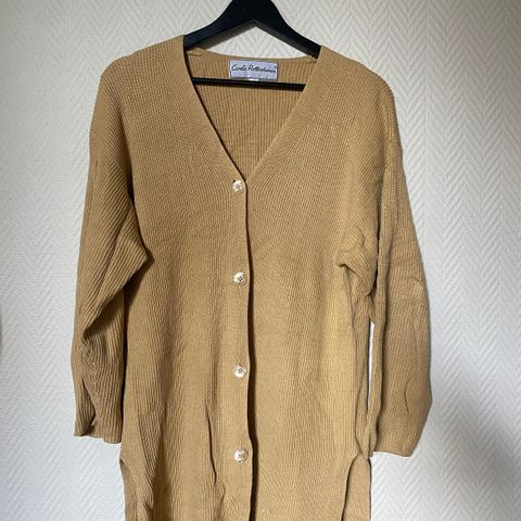 Ribbestrikket cardigan