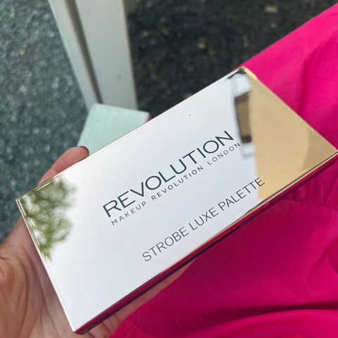 Revolution strobe luxe palette highlighter