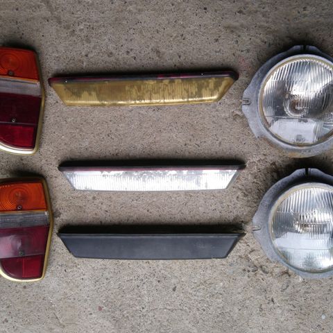 Volvo 100, lamper/lys selges.