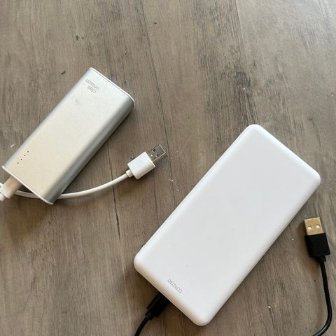 2 x Powerbanks