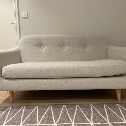 Moderne sofa selges grunnet flytting (senest 6 juni)