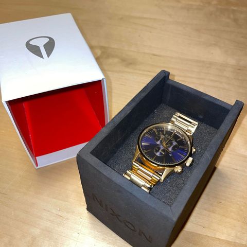 Pent brukt Nixon Sentry Chrono gold blue selges