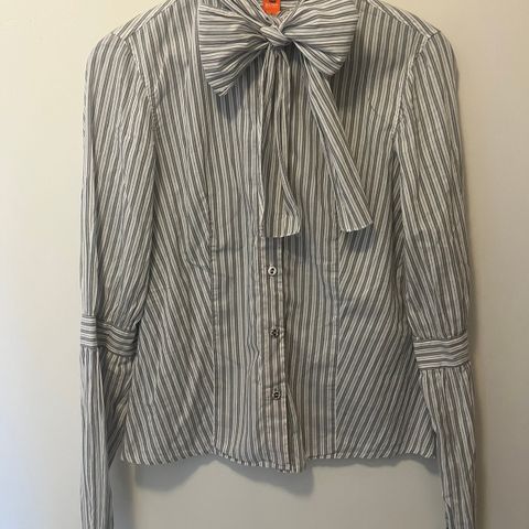 Hugo Boss bluse i grå og hvit striper