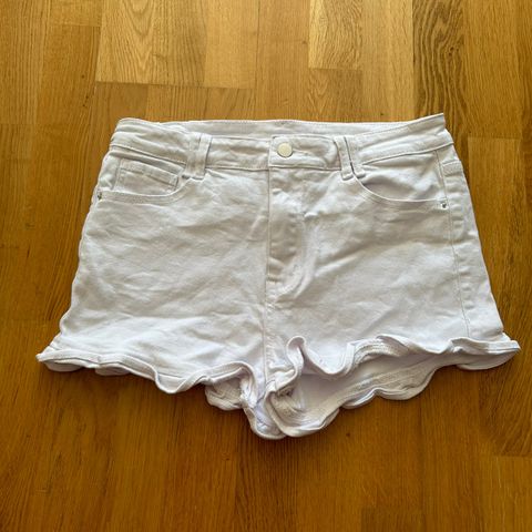Hvit shorts med «ruffle»-kant
