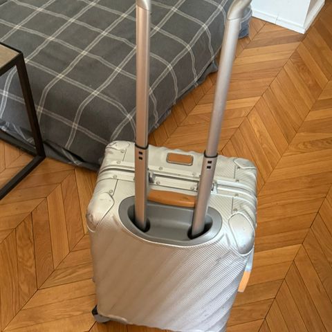 Tumi aluminium carry-on selges rimelig