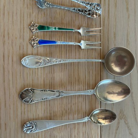 Sølv teskje, gaffel og sukkerbitkype