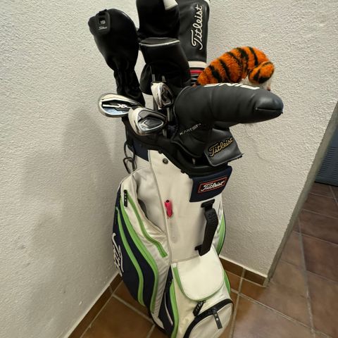 Golfbag med golfkøller fra Titleist