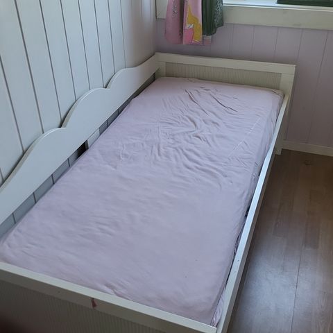 Fin brukt seng med madrass.