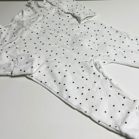 Pent brukt hvit baby pyjamas med prikker til salgs – Str. 62-68