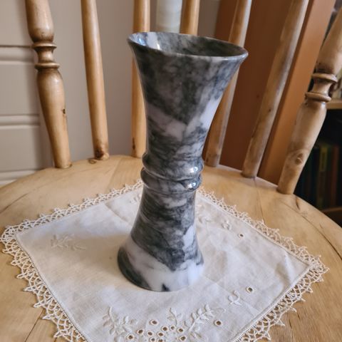 høypolert naturstein vase