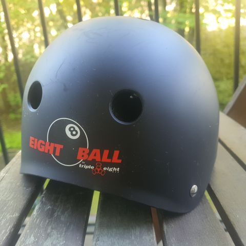 Eight Ball skatehjelm. 49-52 cm