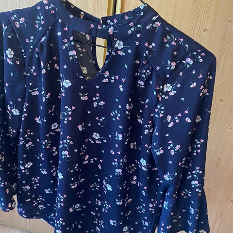 Bluse med blomster.