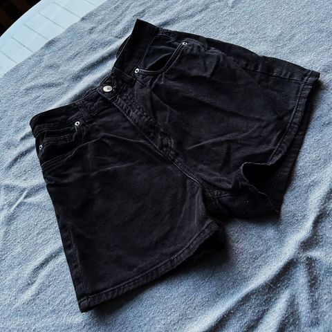 Fin & behagelig svart denim-shorts fra H&M i str S!