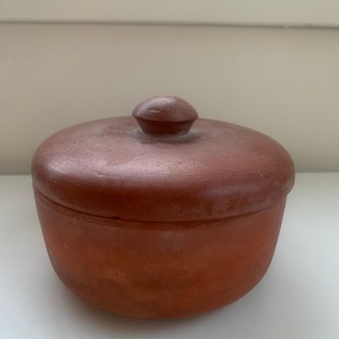 Gammel rustikk terracotta smørskål/skål med lokk