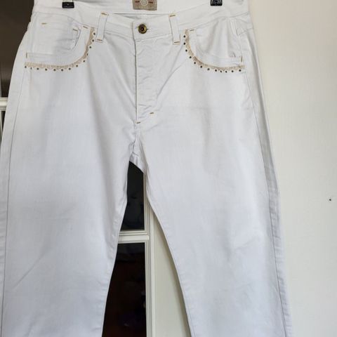 Hvit bukse fra B Bessie Italy str 44 kr 350