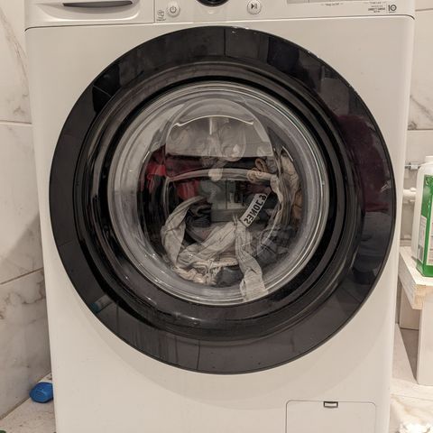 LG washing machine 9 kg( bought from Komplete from Aug 2023, with invoice)