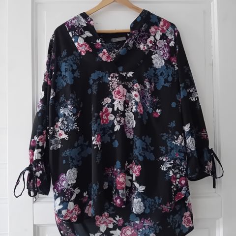 Blomstret bluse i størrelse 46