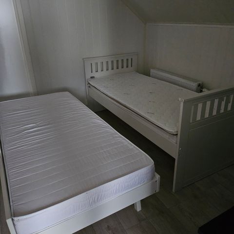 Flott seng som kan gjøres om til enkelseng
