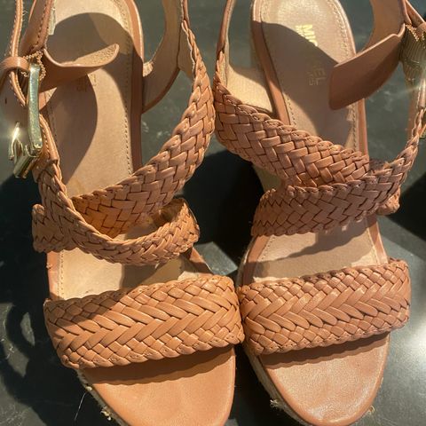 Lekre Michael Kors wedges  I skinn  lysebrun 23,5 cm  38 .Brukt Kun 1 helg