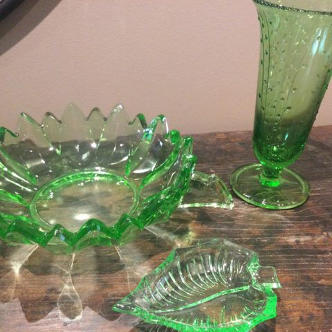 Grønt pressglass, fat, liten skål/askebeger og vase. Vintage, 1950- 1960 talls