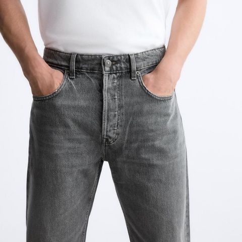 Str 44 Zara straight fit jeans i vasket grå