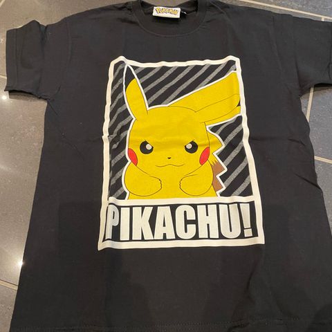Pikachu t-shirts str.140 (8-10 år) og 128 (6-8 år)