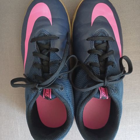 Nike joggesko/fotballsko I str.35,5